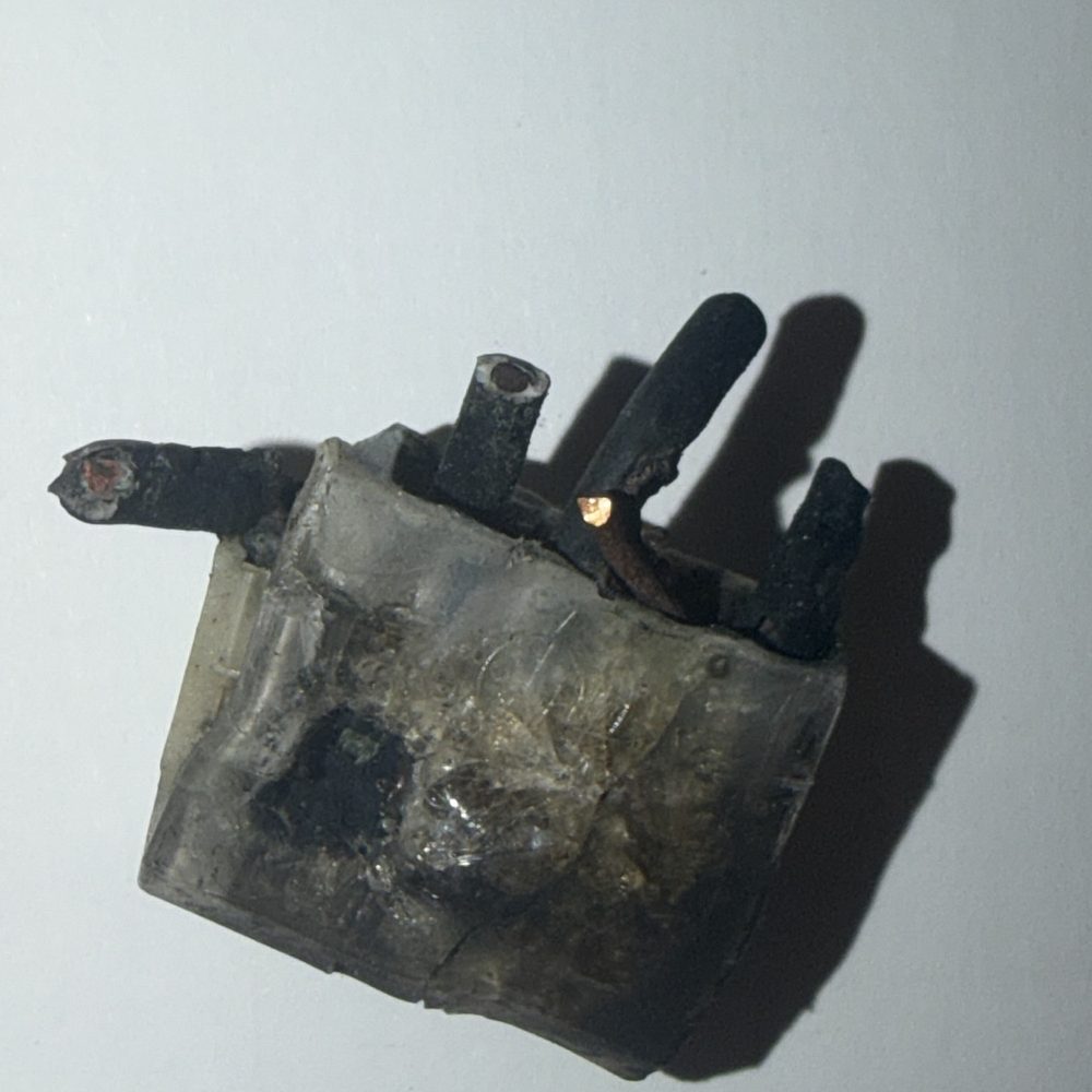 Steckklemme mit geschmolzenem Kunststoffgehäuse und Brandloch