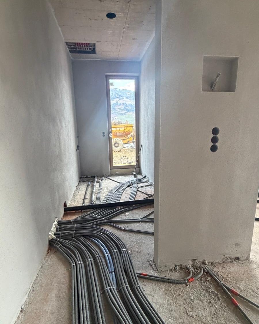 Elektroinstallation im Neubau: Leitungen und Verteiler sauber vorbereitet – ausgeführt von ELMETIC in Osttirol