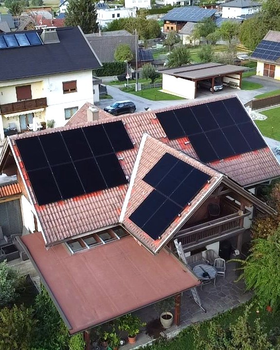 Photovoltaik-Anlage auf dem Ziegeldach eines Wohnhauses in Finkenstein bei Villach – Drohnenaufnahme, montiert von ELMETIC