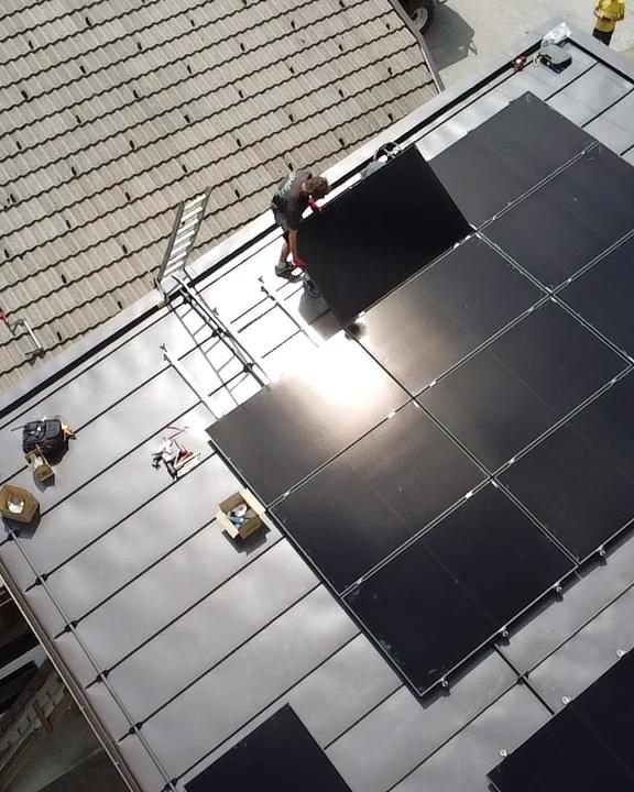 Montage einer Photovoltaik-Anlage durch ELMETIC auf einem Blechdach in Osttirol – Drohnenaufnahme