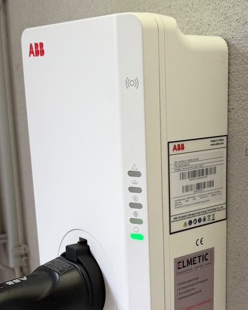 Wallbox an der Hauswand mit Ladekabel – Installation von ELMETIC in Osttirol