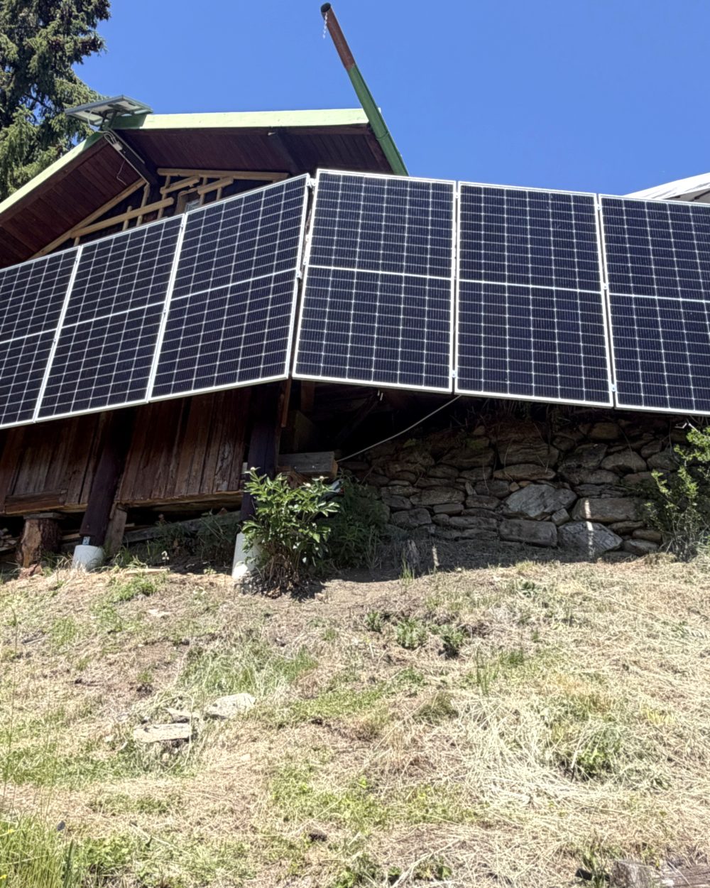 Steil aufgeständerte PV-Module der Inselanlage an der Almhütte am Zettersfeld – geplant und montiert von ELMETIC