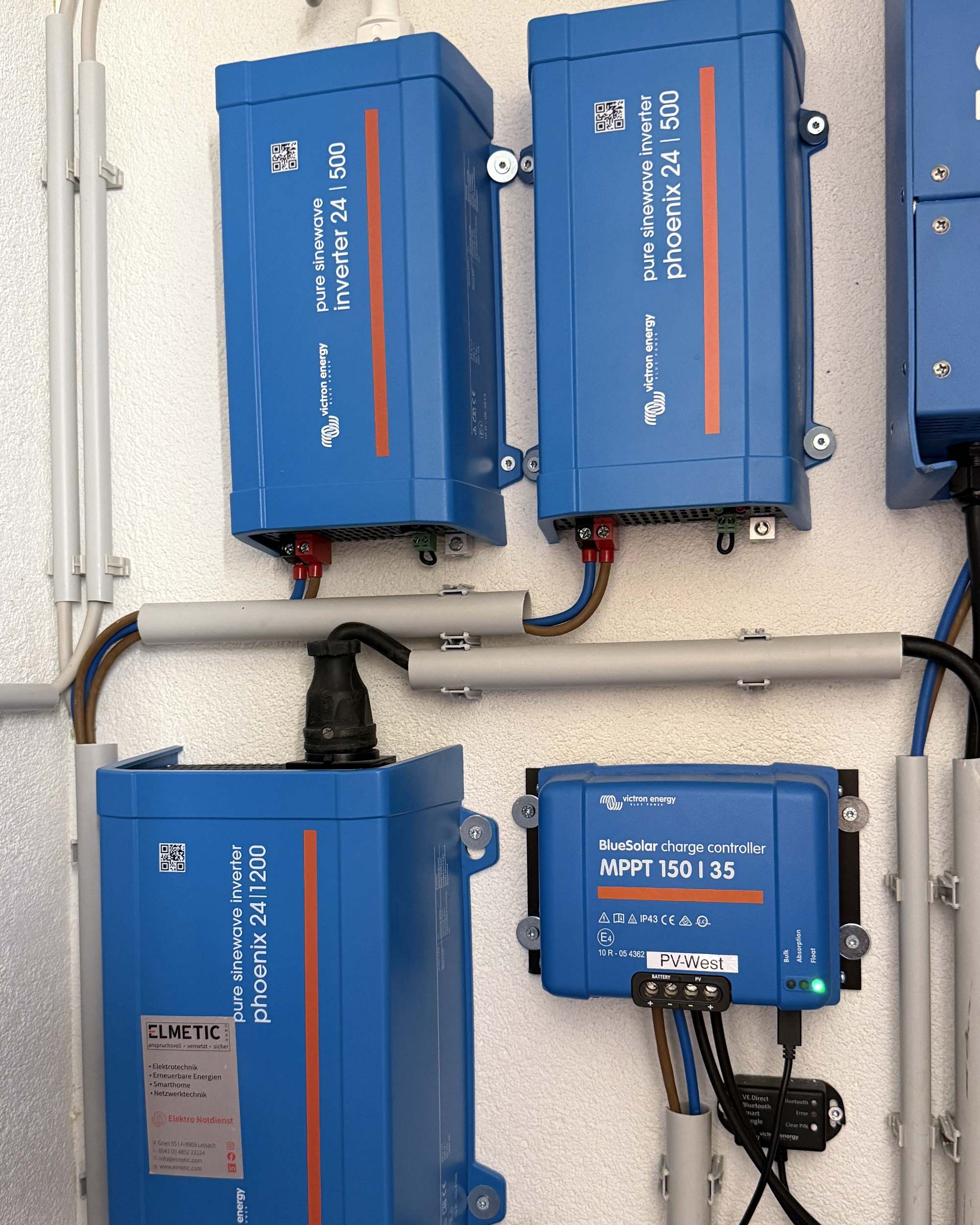 Victron-Technikwand mit Phoenix-Wechselrichtern und BlueSolar MPPT-Laderegler