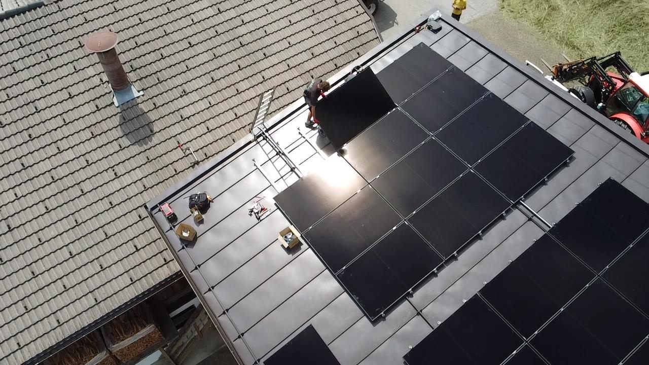 Montage einer Photovoltaik-Anlage durch ELMETIC auf einem Dach in Osttirol