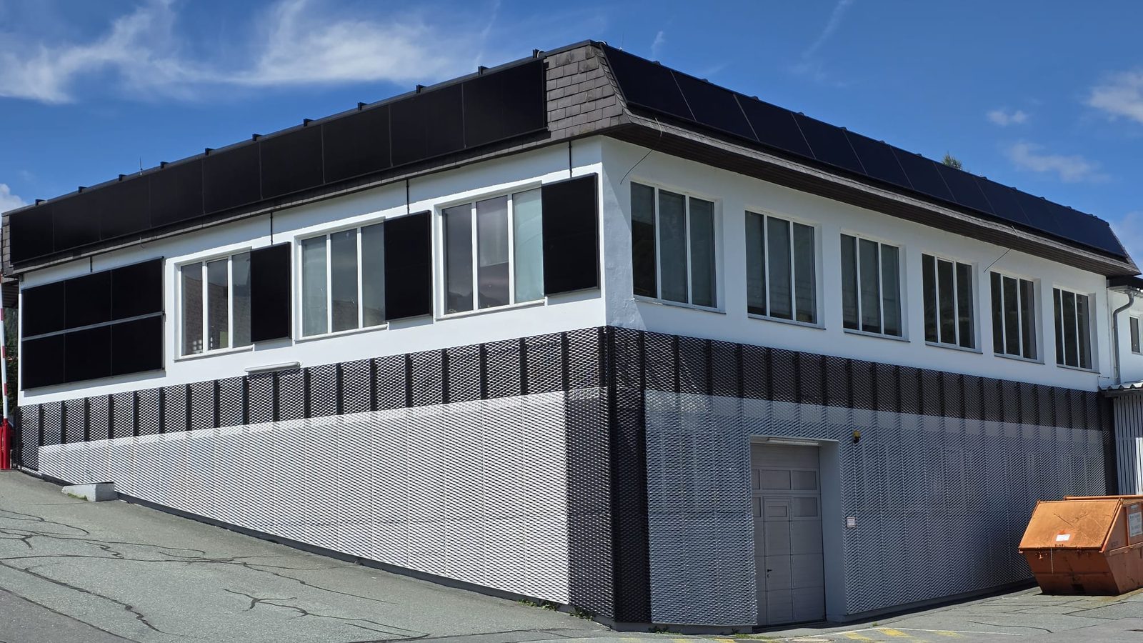 Betriebsgebäude mit Fassaden-Photovoltaik im Gailtal – Projekt von ELMETIC