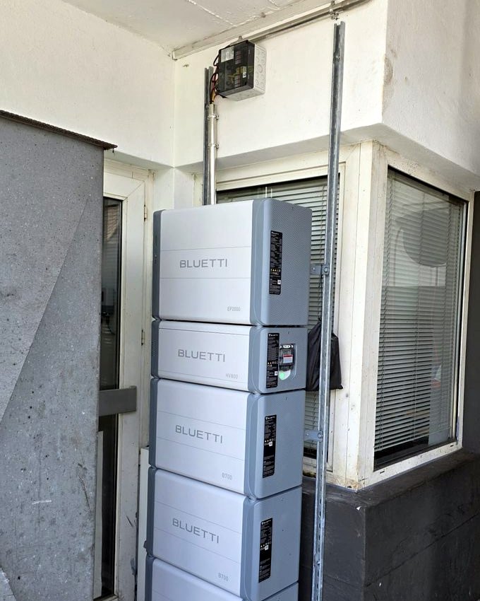 Modularer Batteriespeicher mit Anschlussdose an der Hauswand – installiert von ELMETIC