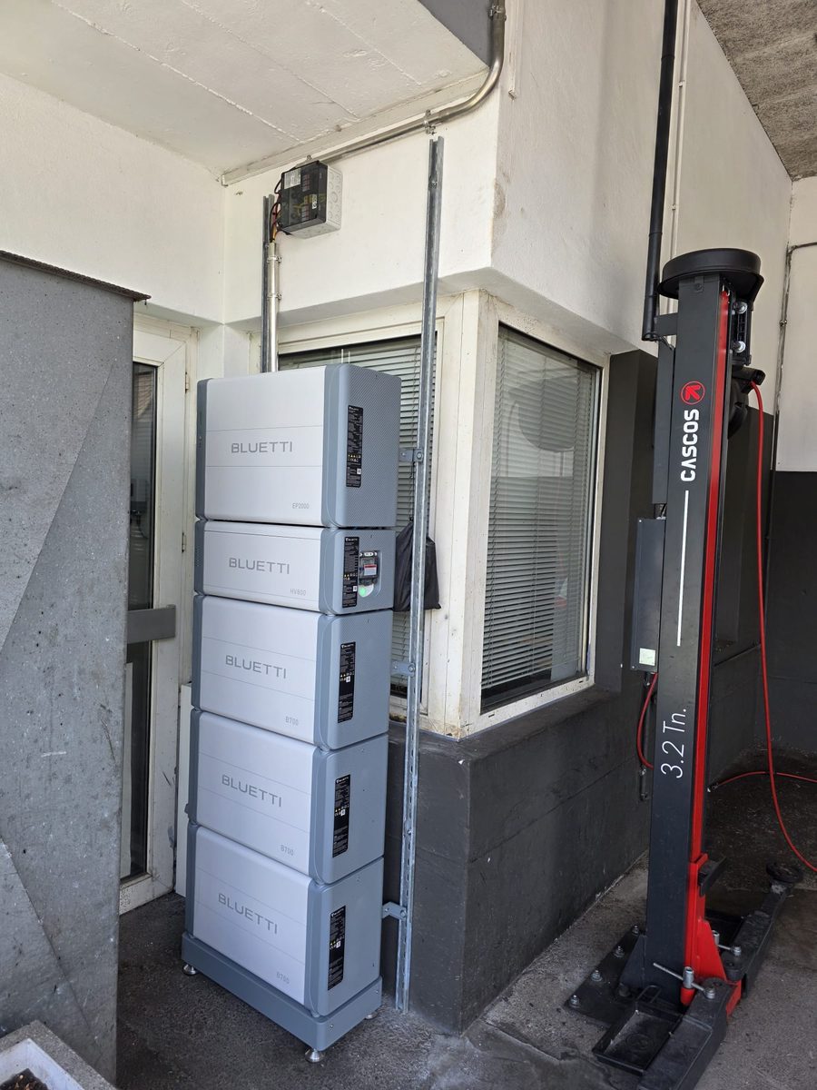 Batteriespeicher im Technikraum eines Gewerbebetriebs im Gailtal – Projekt von ELMETIC