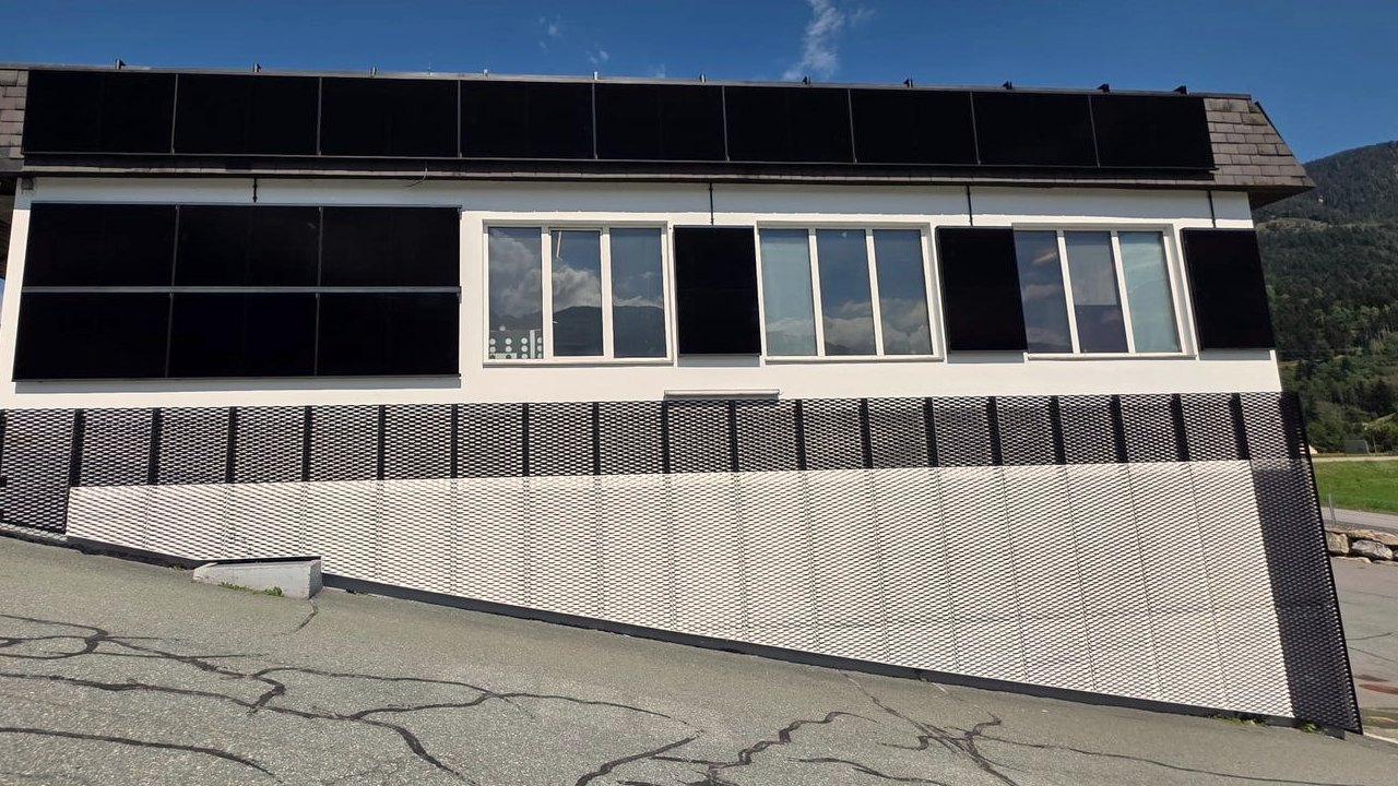 Photovoltaik-Module an der Südfassade eines Betriebsgebäudes im Gailtal, montiert von ELMETIC