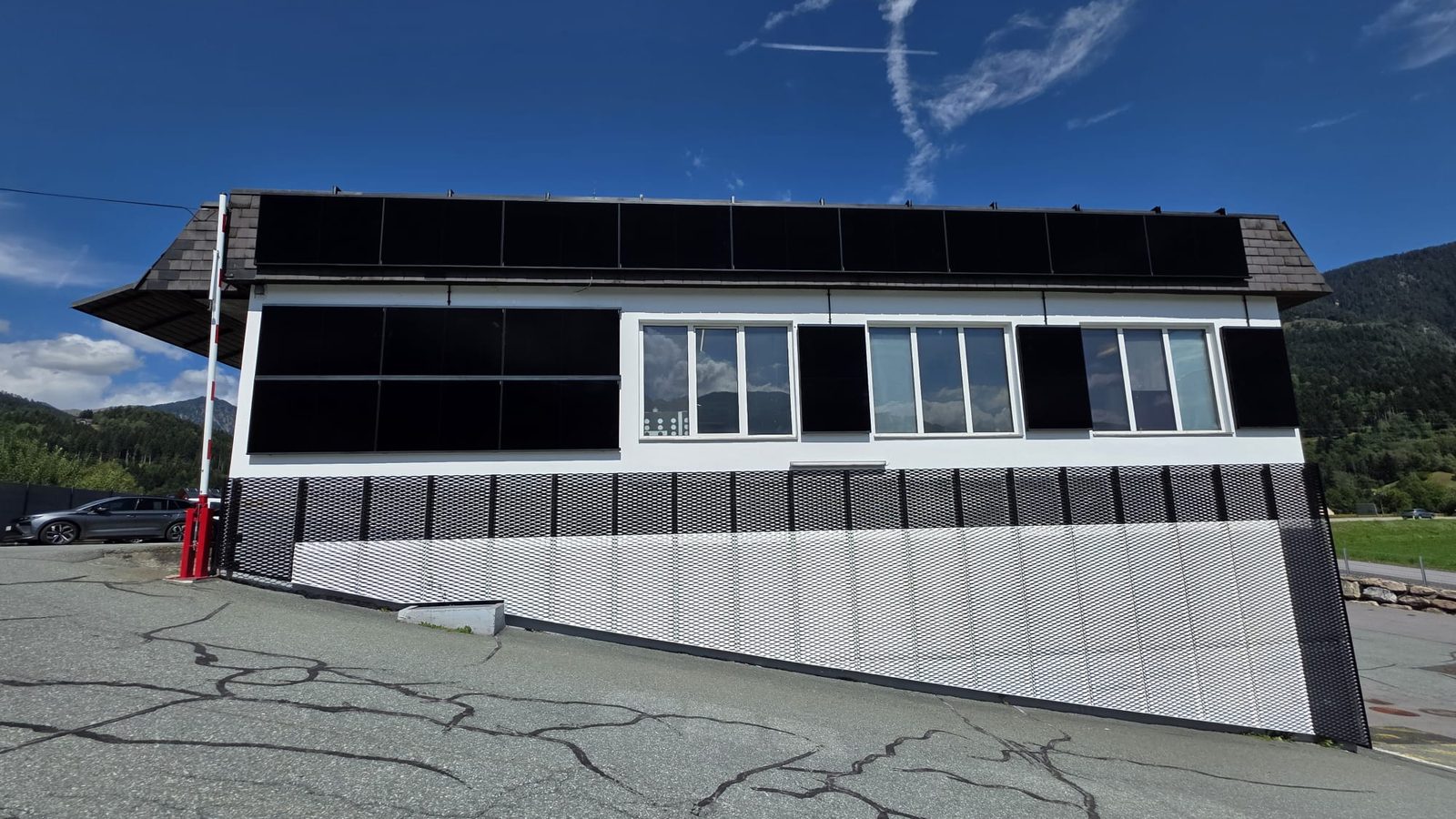 Senkrecht montierte PV-Module an einer Südfassade im Gailtal – dasselbe Prinzip wie am Balkon