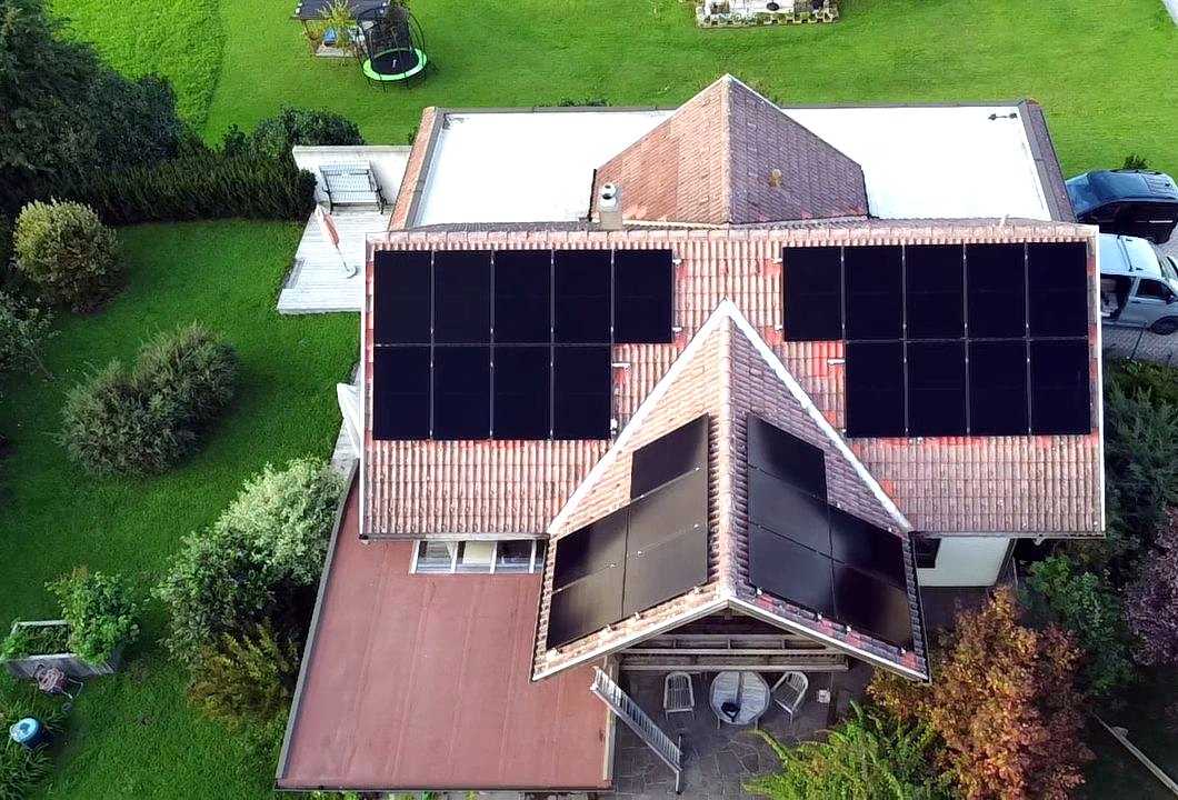 Photovoltaik-Module auf einem Ziegeldach, montiert von ELMETIC