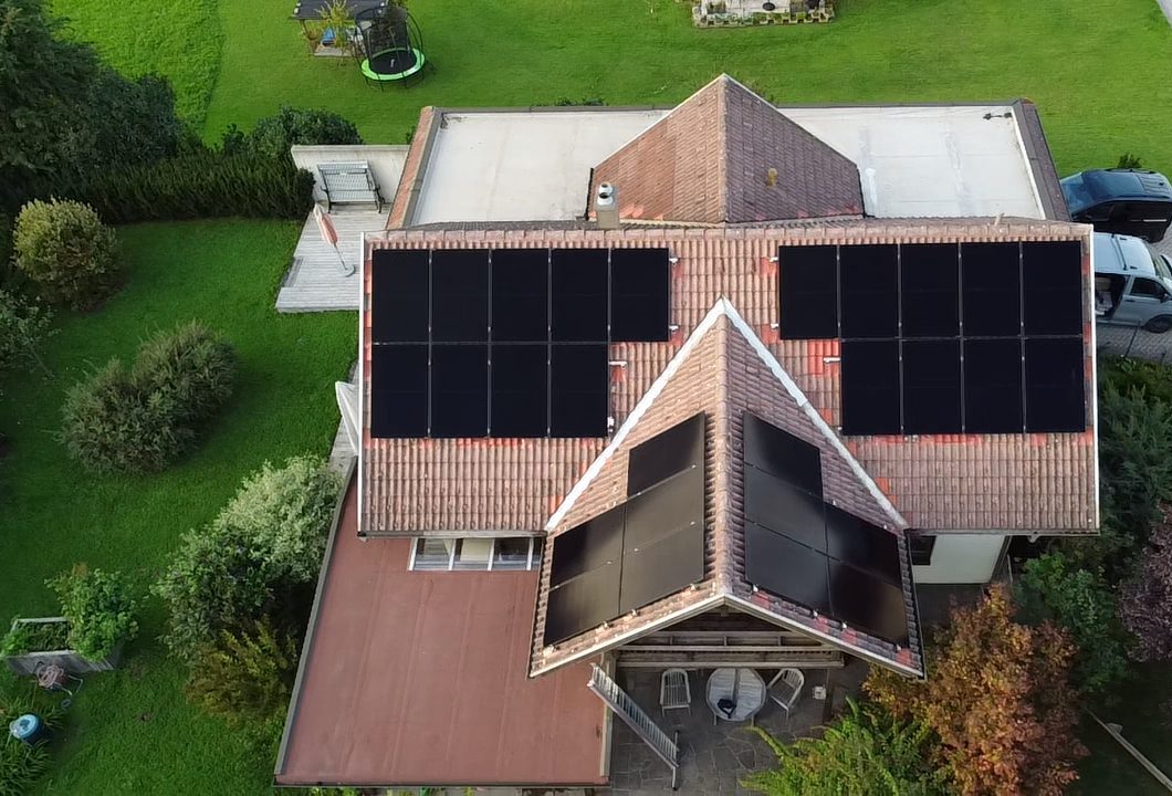 Photovoltaikanlage mit 28 Modulen auf Walmdach und Gaube in Finkenstein bei Villach
