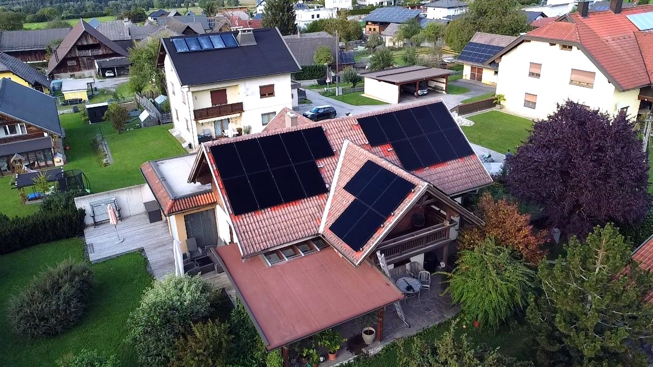 Photovoltaik-Anlage auf einem Einfamilienhaus, Drohnenaufnahme von ELMETIC