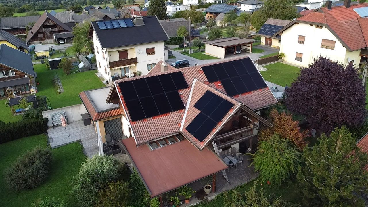 Fertige Photovoltaikanlage mit 28 Modulen auf einem Einfamilienhaus in Finkenstein am Faaker See bei Villach