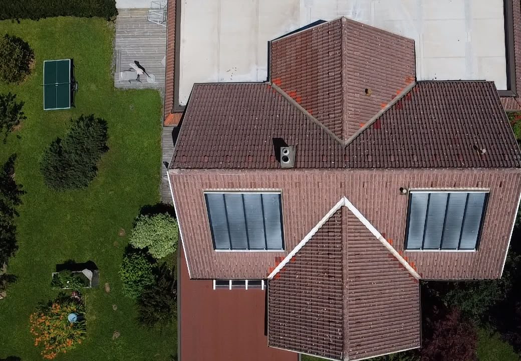 Walmdach mit Gaube vor der Montage – Drohnenaufnahme zur Planung der Modulbelegung