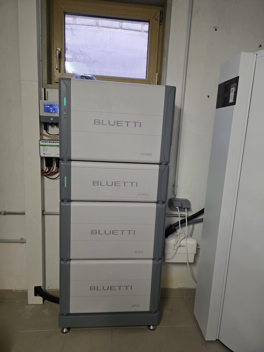 BLUETTI EP2000 mit zwei B700-Modulen im Technikraum eines Einfamilienhauses bei Villach