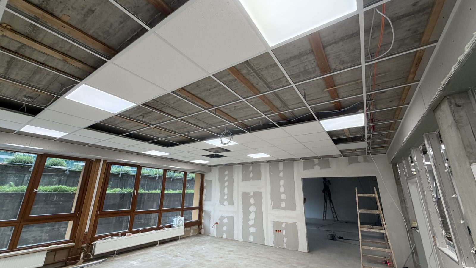 Betriebsraum waehrend des Elektro-Umbaus mit neuer Rasterdecke und LED-Panels