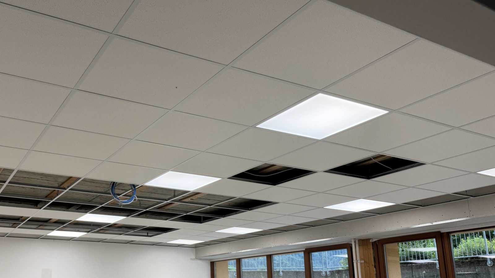 Neue LED-Beleuchtung an der Decke eines Betriebsraums nach dem Elektro-Umbau