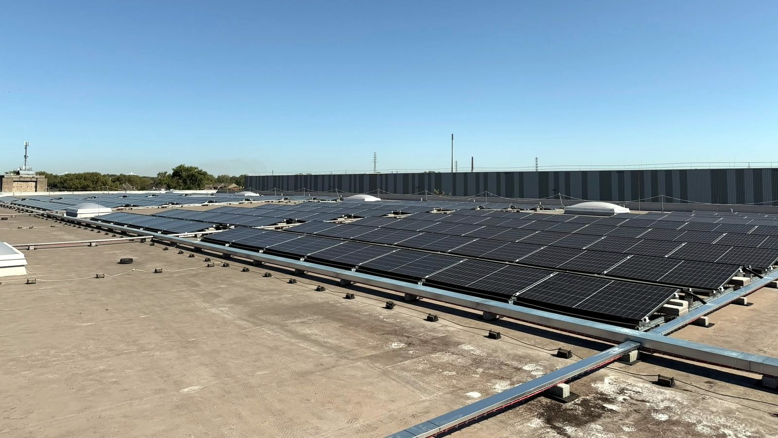 Aufgeständerte Modulreihen auf dem Flachdach einer 1,5-Megawatt-Photovoltaikanlage in der Steiermark