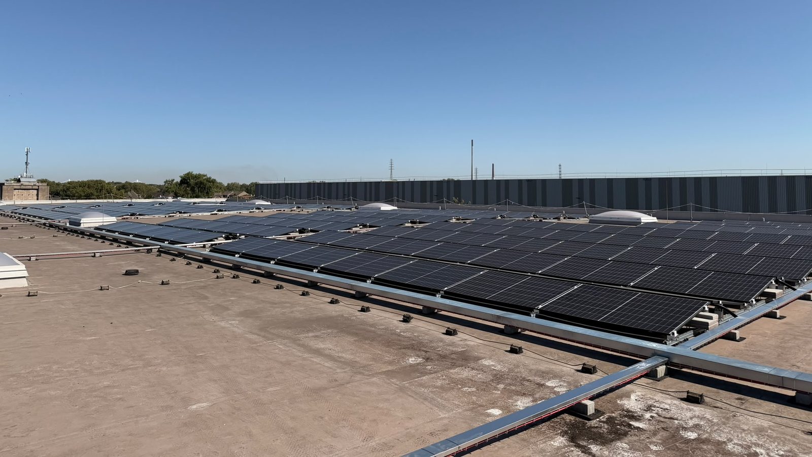 Aufgestaenderte Modulreihen auf dem Flachdach einer 1,5-Megawatt-Photovoltaikanlage
