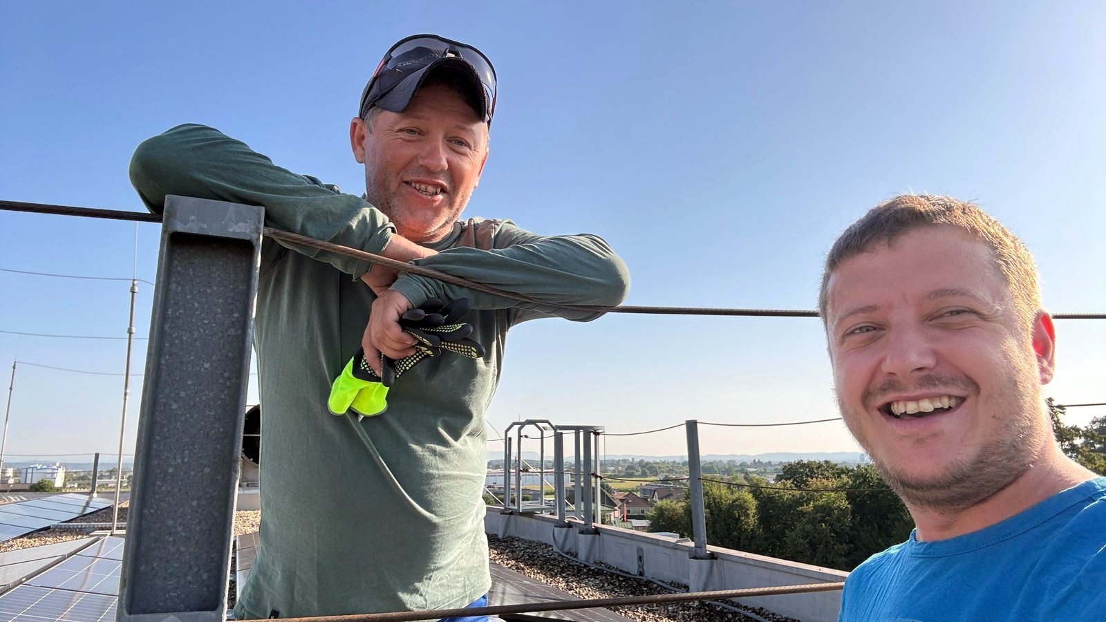 Eryc Krasny von NEXXUS und Philipp Fürhapter von ELMETIC auf dem Dach einer 1,5-Megawatt-Photovoltaikanlage in der Steiermark