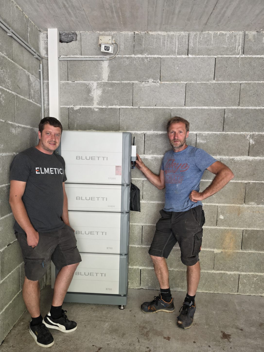 Elektromeister Philipp Fürhapter übergibt ein neu montiertes BLUETTI EP2000-Speichersystem an den Kunden