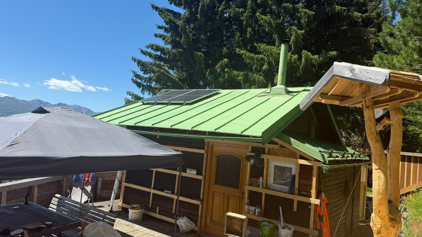 Almhütte am Zettersfeld mit PV-Modulen am Dach