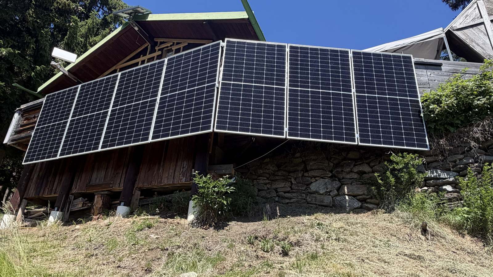 Steil aufgeständerte PV-Module an der Almhütte am Zettersfeld bei Lienz