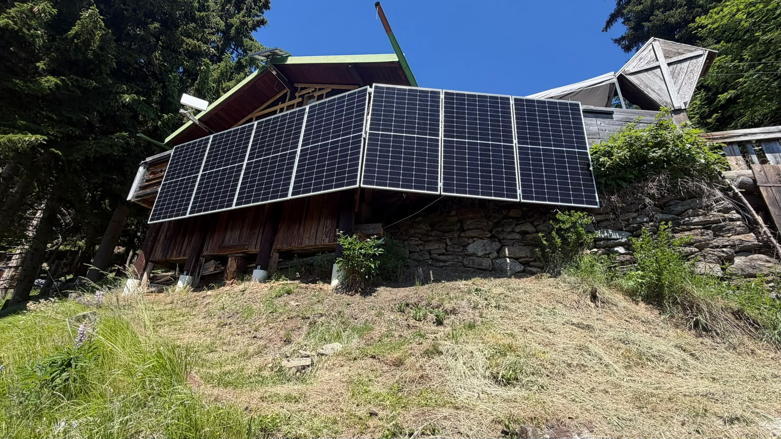 Steil aufgeständerte PV-Module an der Almhütte am Zettersfeld bei Lienz