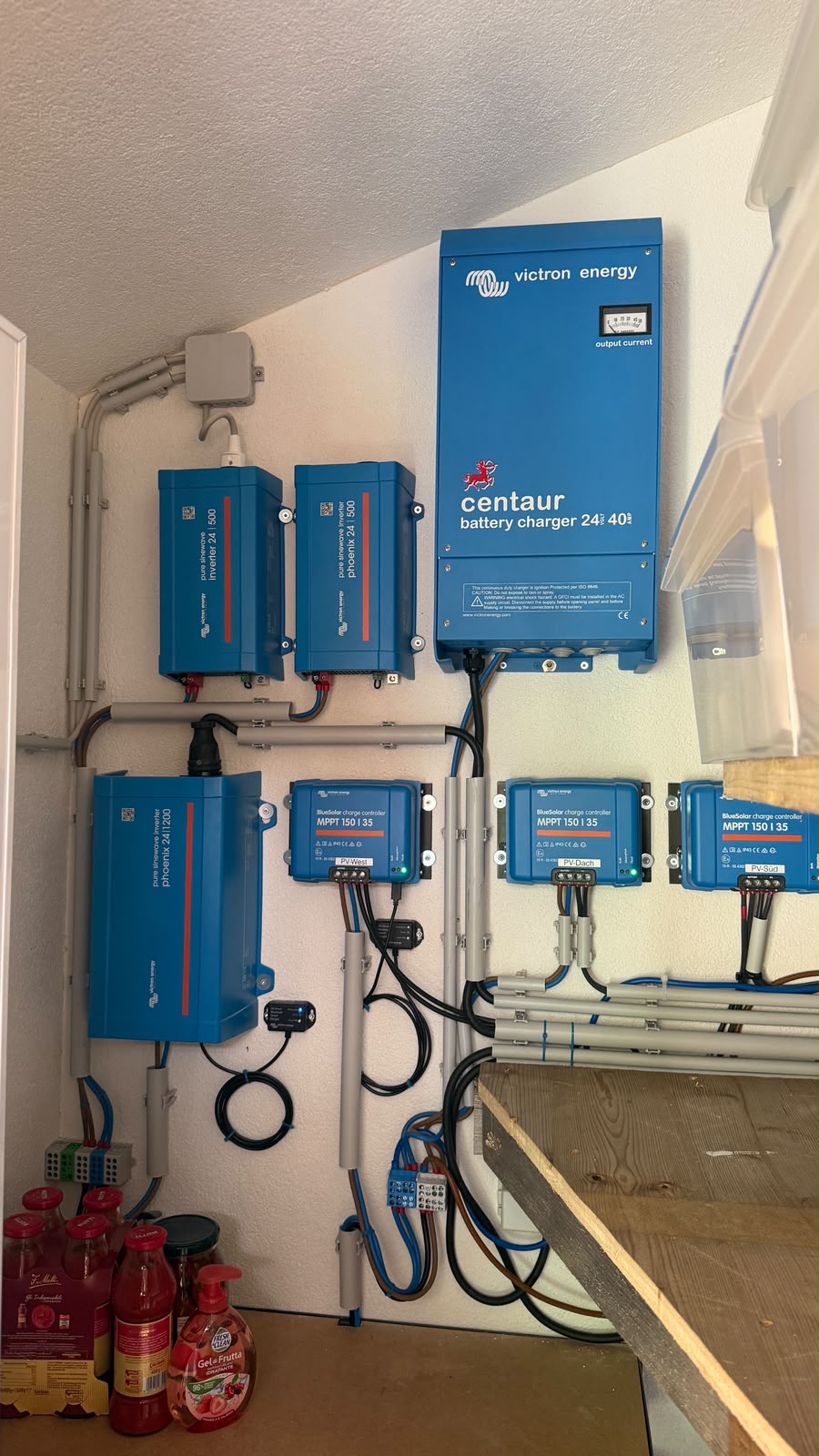 Victron-Technikwand mit Phoenix-Wechselrichtern und BlueSolar MPPT-Laderegler